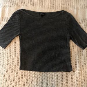 Gray cropped quarter length sleeve top!
